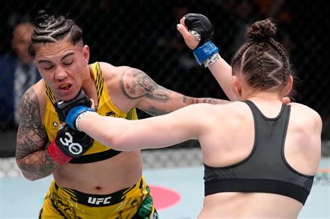 UFC star Jessica Andrade reveals her BREAST。